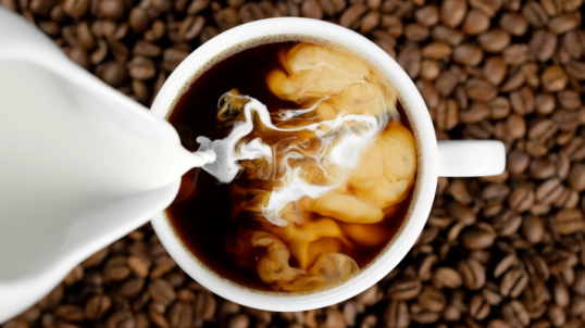 Влияние молока на вкус кофе: как правильно выбирать молоко для кофейных напитков